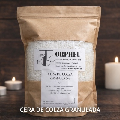 Pacote com cera de colza granulada e velas acesas ao fundo