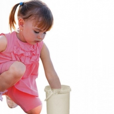 Menina de vestido rosa com balde branco
