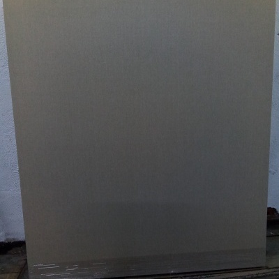 Caixa de cartão castanho grande selada com fita adesiva sobre chão de madeira