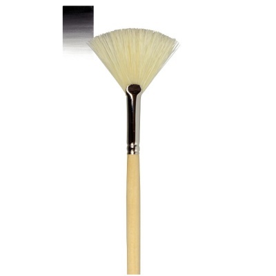 Pincel tipo leque com cabo de madeira e cerdas claras em leque