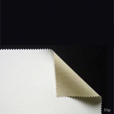 Tecido branco com verso bege e corte em ziguezague, sobre fundo preto, texto 313gr visível