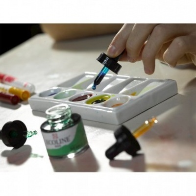 Conta-gotas de tinta verde a colorir palete de tinta com várias cores