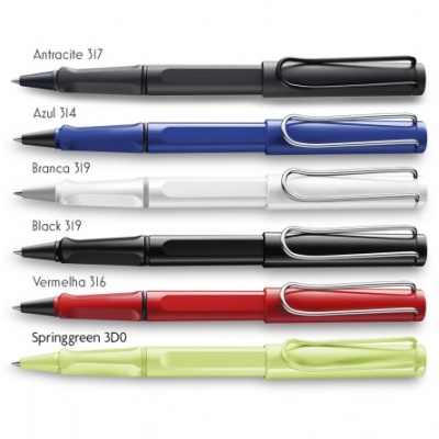 Seis canetas coloridas alinhadas em fundo branco com cores e códigos escritos ao lado.