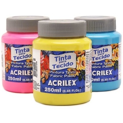 Frascos de tinta para tecido Acrilex amarelo, rosa e azul com etiquetas azuis e tampas cinzentas.