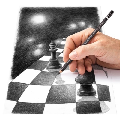 Lápis preto Staedtler Noris GRAPHITE 185 a desenhar peças de xadrez em tabuleiro quadriculado.