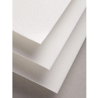 Folhas de papel branco texturizado empilhadas