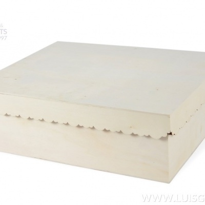 Caixa quadrada de madeira clara com tampa e borda recortada