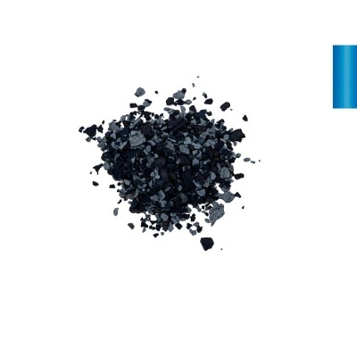 Monte de pedaos pretos irregulares sobre fundo branco com quadrado azul