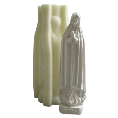 Estatueta de Nossa Senhora de Fátima branca com molde de silicone ao fundo.