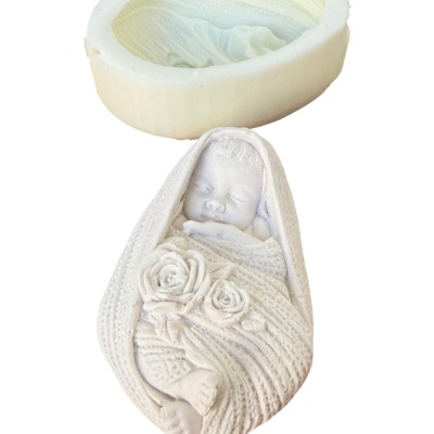 Molde de silicone com escultura branca de bebé envolto em cobertor com rosas.