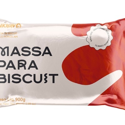 Embalagem de massa para biscoitos branca e vermelha com texto preto e dourado