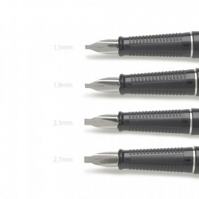 Quatro penas de caneta com pega preta texturada e pontas metálicas de tamanhos variados