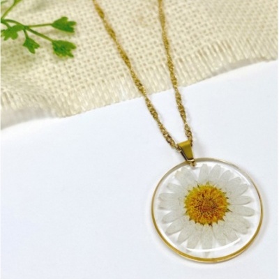 Colar com pendente redondo contendo flor branca e amarela, corrente dourada