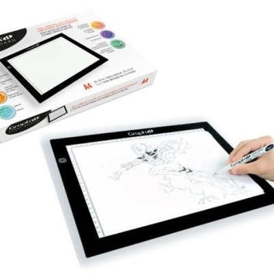 Mesa de luz preta com superfície branca e caneta, embalagem ao lado