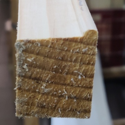 peça de madeira clara com textura áspera nas extremidades