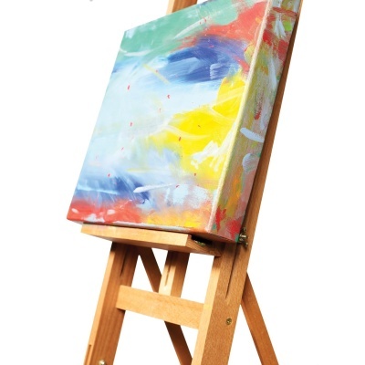 Tela de pintura abstrata colorida num cavalete de madeira