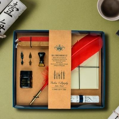 Conjunto de caligrafia com pena vermelha, pontas metálicas, tinteiro e papel