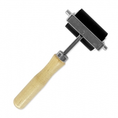 Rolo de pressão com cabo de madeira clara e parte superior metálica e preta