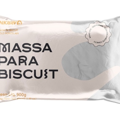 Embalagem de massa para biscuit prateada e branca com texto preto
