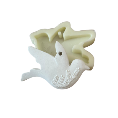 Molde de silicone amarelo e pássaro branco decorativo com detalhes de folhas