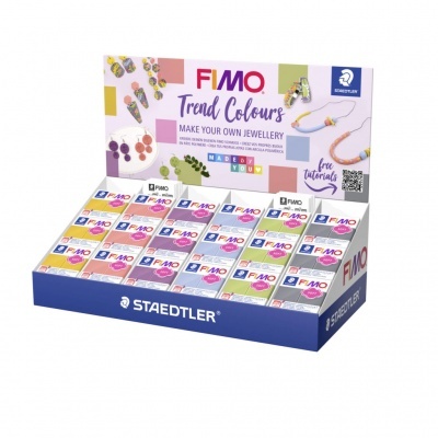 Expositor Staedtler com blocos de massa FIMO Trend Colours para fazer joias.