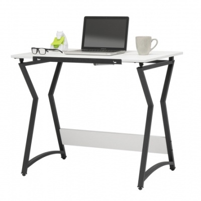 Secretária branca com estrutura preta, portátil, caneca e óculos