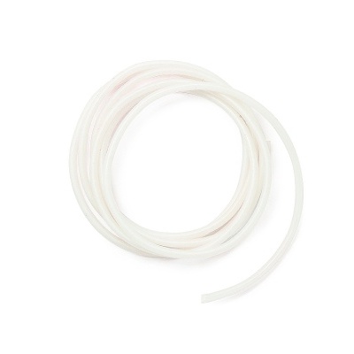 Tubo flexível transparente enrolado em fundo branco