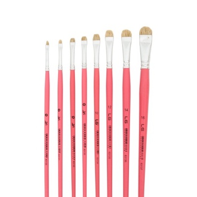 Conjunto de pincéis de pintura com cabos rosa e cerdas naturais organizados em linha