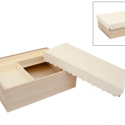 Caixa de madeira clara com tampa recortada e divisórias internas