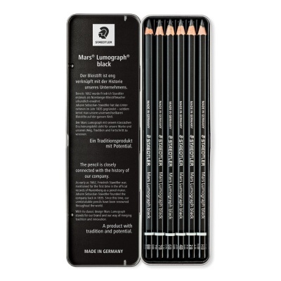 Conjunto de seis lápis pretos Staedtler Mars Lumograph black numa caixa metálica preta