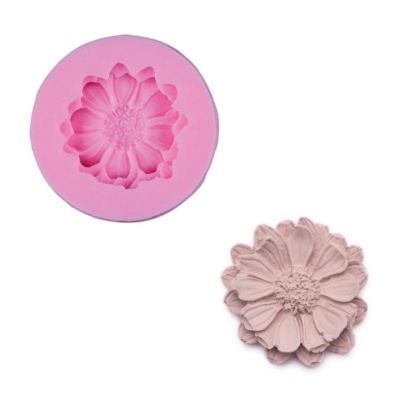 Molde rosa de silicone com flor e peça moldada cor bege claro