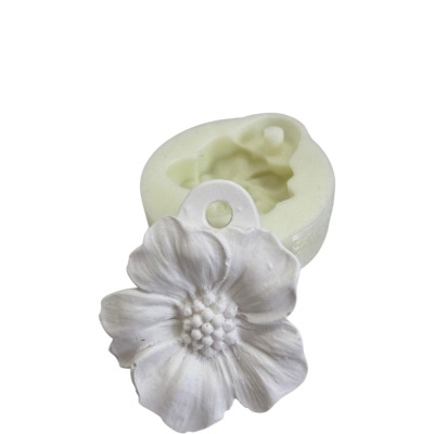 Molde de silicone amarelo claro e ornamento branco em forma de flor