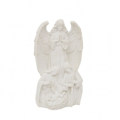 Escultura decorativa branca de anjo com duas figuras ajoelhadas.