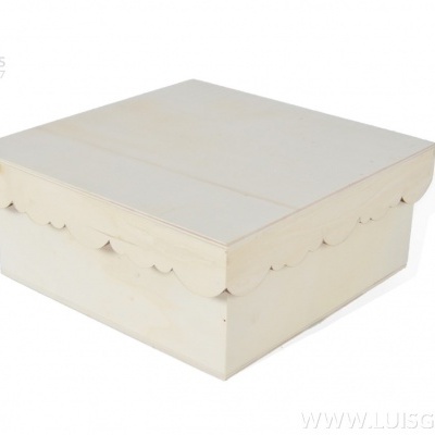 caixa de madeira clara com tampa quadrada e bordas decorativas