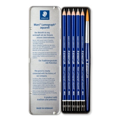 Estojo metálico com lápis de cor azul escuro Mars Lumograph aquarell da STAEDTLER e pincel.