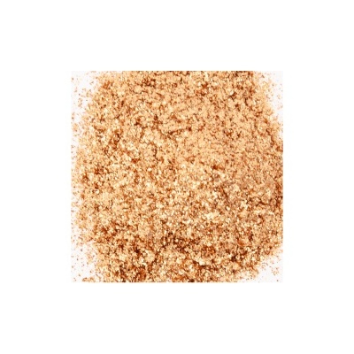 Grãos dourados brilhantes sobre fundo branco