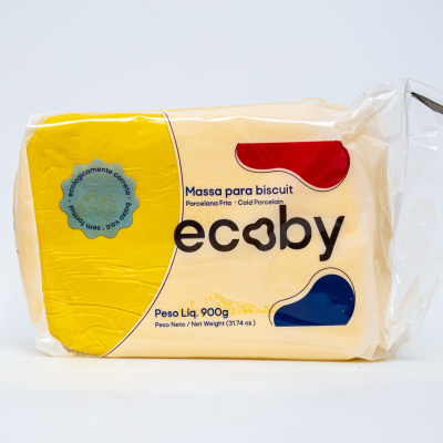 Bolo Ecoby de massa para biscuit em embalamento plástico amarelo com branco e detalhes em vermelho e azul