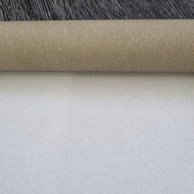 Rolo de tecido bege e branco com textura visível