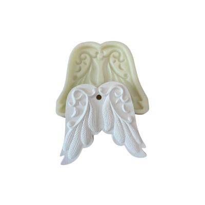 Molde silicone branco e asas de gesso branco em relevo