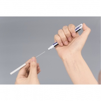 Duas mãos segurando uma caneta branca com detalhes em azul e preto e um componente fino branco separado