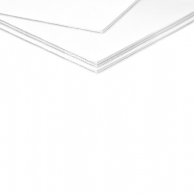 Folhas de papel/cartolina branca empilhadas com cantos retos