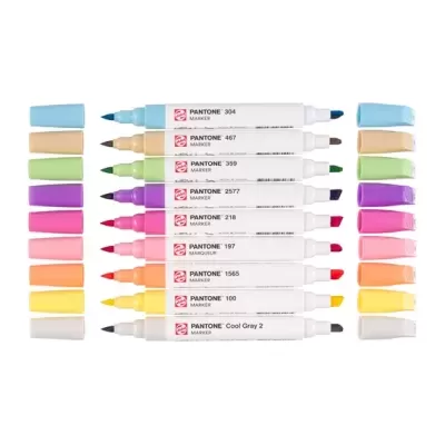 Set de marcadores Pantone coloridos com tampas correspondentes sobre fundo branco