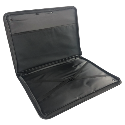 Pasta preta aberta com fecho e elásticos cruzados no interior