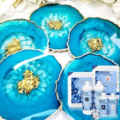 Rochas azuis vitrificadas com detalhes dourados e recipientes de resina.