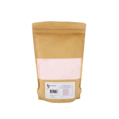 Pacote de papel castanho com saco interior rosa e etiqueta branca sobre fundo branco