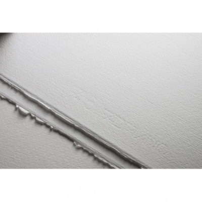 Superfície branca texturada com duas linhas paralelas em relevo