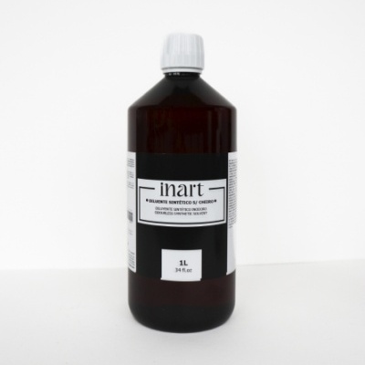 Frasco castanho de plástico com rótulo branco da marca inart