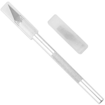 Faca de precisão metálica com tampa plástica transparente sobre fundo branco