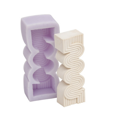 Molde de silicone lilás com objeto branco moldado ao lado