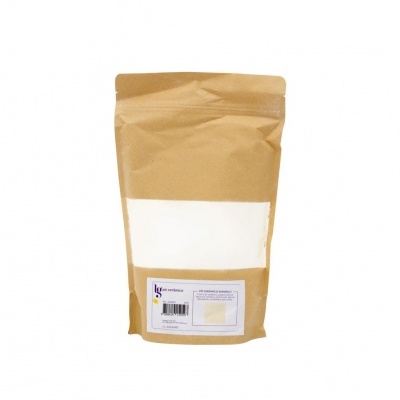 Saco de papel castanho com pó branco visível e etiqueta